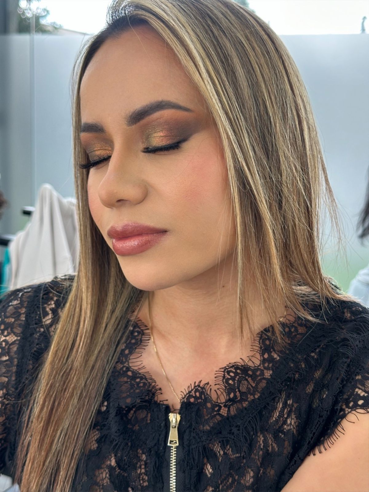 Maquillaje smokey eyes en tonos dorados y cobrizos con labios nude